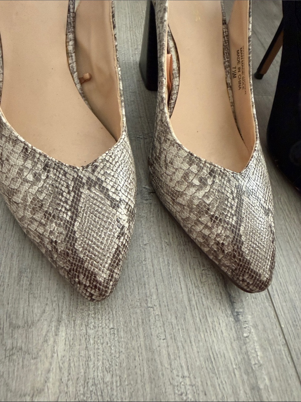 Women size 7.5 snake print shoes - Picture 2 of 2